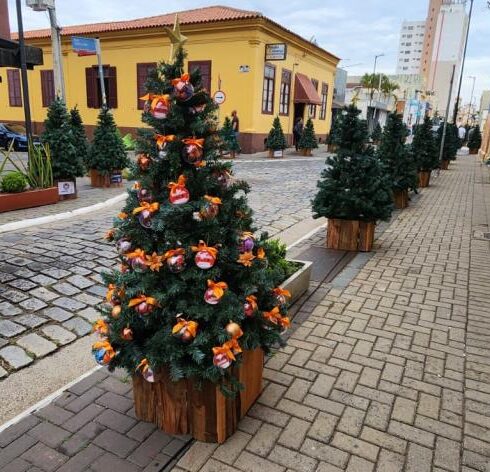 Centro de Atibaia ganha cores e luzes no Natal 2025