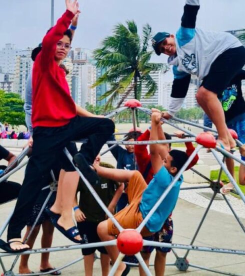 Alunos da Rede Municipal têm dia especial na praia de Santos