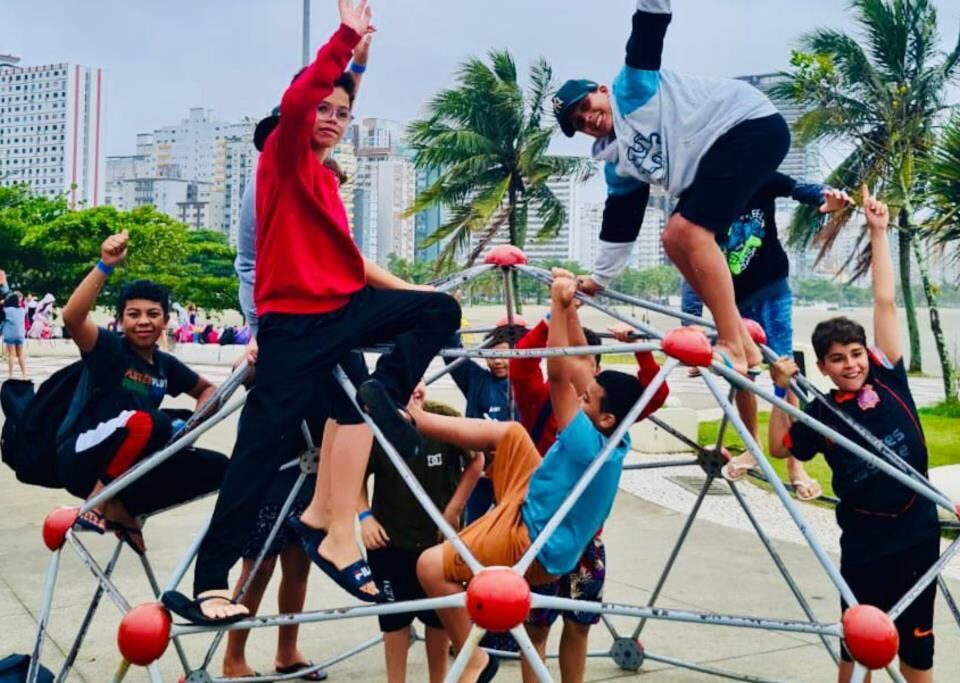 Alunos da Rede Municipal têm dia especial na praia de Santos