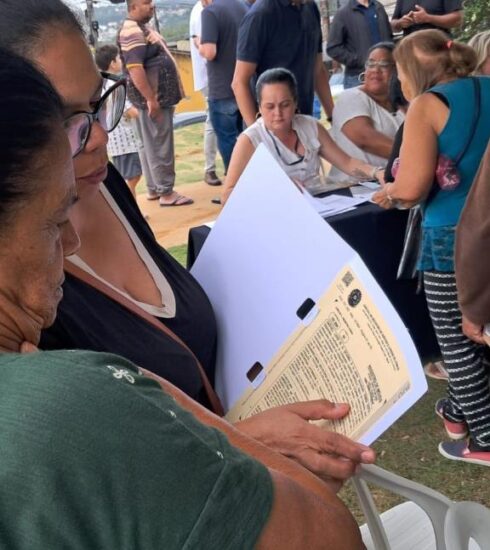 Regularização fundiária avança no Santa Clara com a entrega de 31 matrículas de propriedade