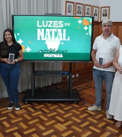 Entrega de smartphones marca encerramento da ação “Luzes de Natal” em Atibaia