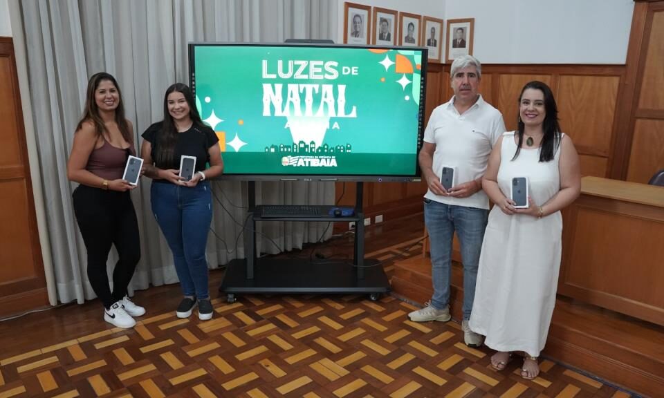 Entrega de smartphones marca encerramento da ação “Luzes de Natal” em Atibaia