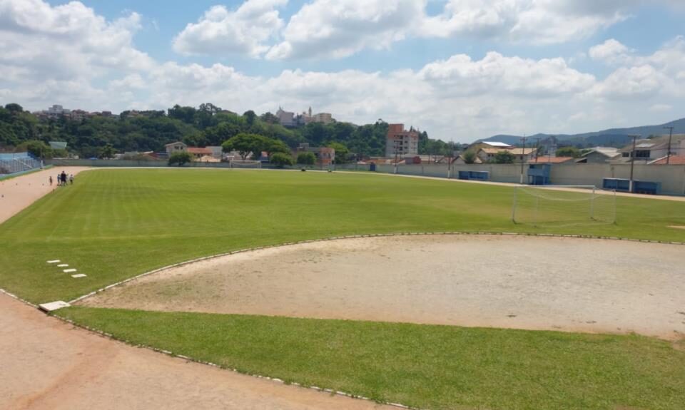 Prefeitura promove melhorias no gramado do Campo do Alvinópolis