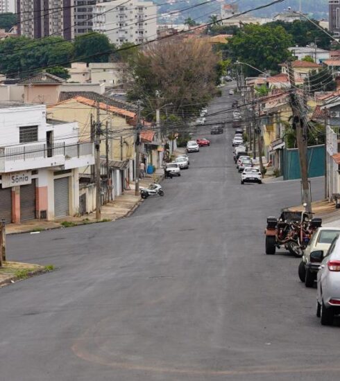 Rua Antonio Garcia Lara recebe obras de recapeamento no Atibaia Jardim