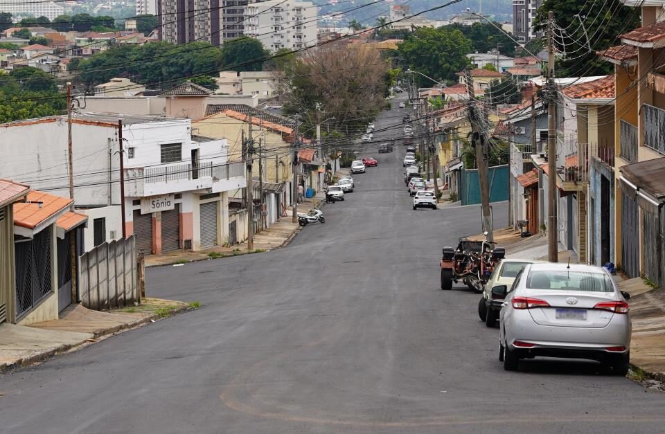 Rua Antonio Garcia Lara recebe obras de recapeamento no Atibaia Jardim