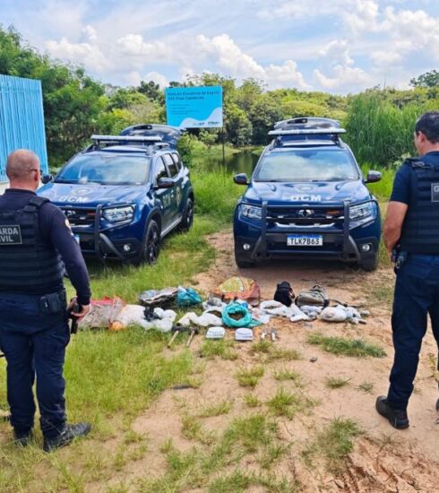 GCM de Atibaia apreende mais de 5 kg de drogas em área de mata com apoio do Canil