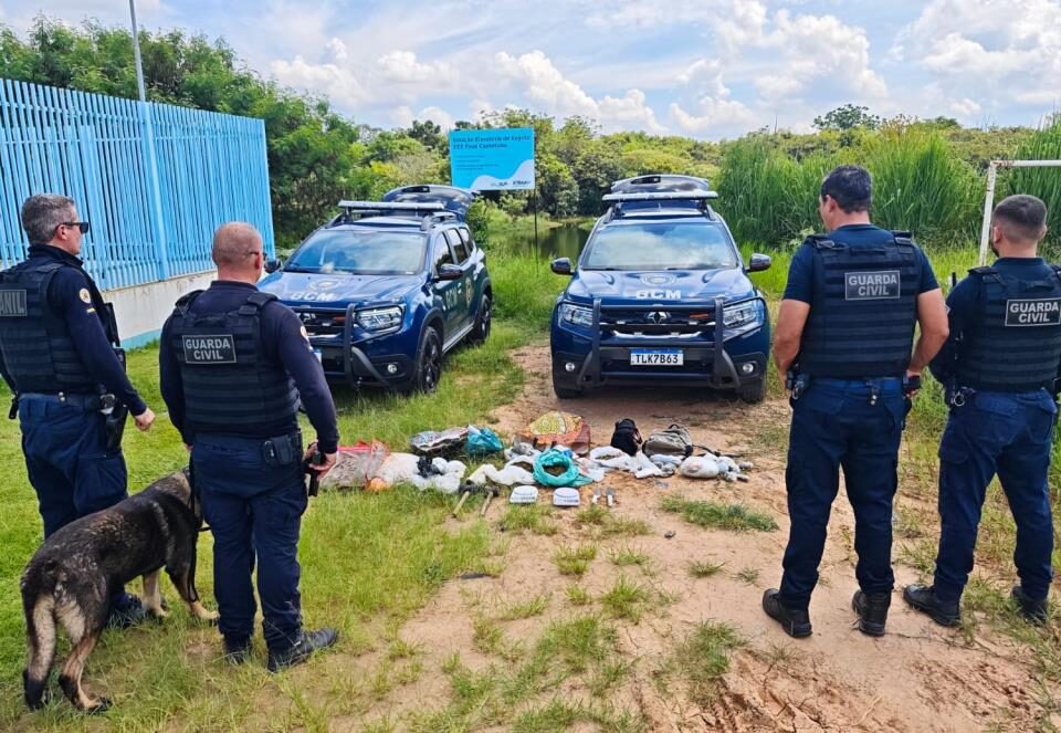GCM de Atibaia apreende mais de 5 kg de drogas em área de mata com apoio do Canil