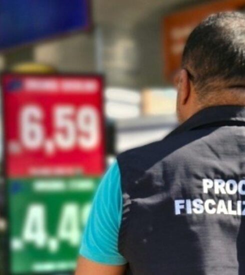 Procon de Atibaia realiza ação orientativa em postos de combustíveis e reforça direitos do consumidor