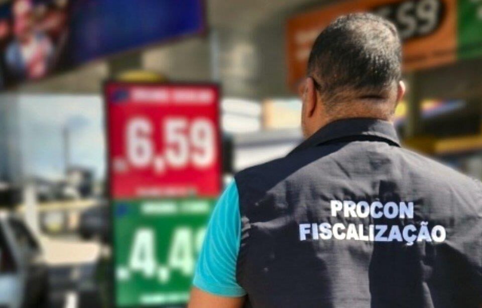 Procon de Atibaia realiza ação orientativa em postos de combustíveis e reforça direitos do consumidor