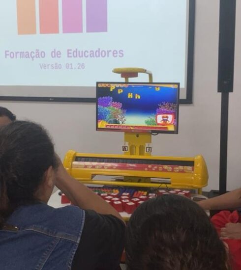 Professores da pré-escola da rede municipal participam de formação sobre uso de mesa educacional digital