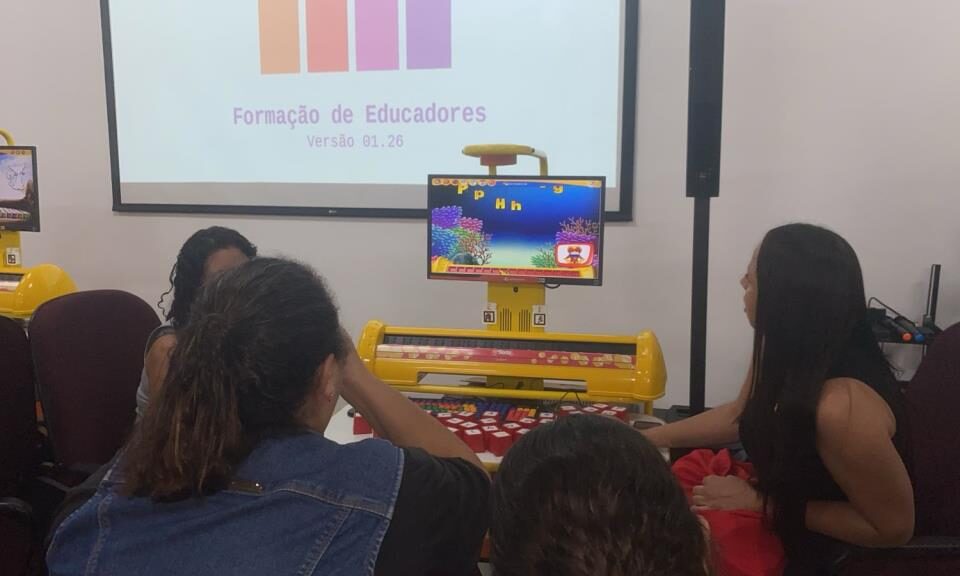 Professores da pré-escola da rede municipal participam de formação sobre uso de mesa educacional digital