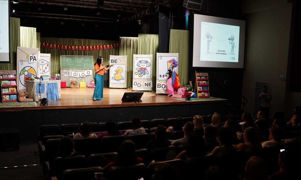 Gestores escolares participam de formação voltada à comunicação e liderança