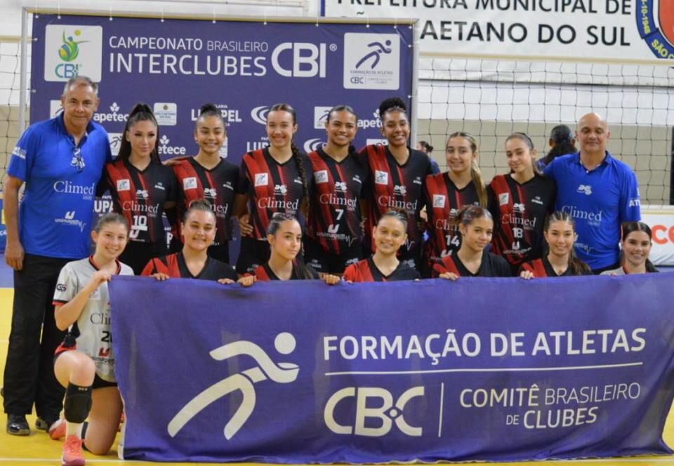 Equipe feminina Sub-19 de Voleibol de Atibaia estreia com vitória no Campeonato Brasileiro Interclubes (CBI)