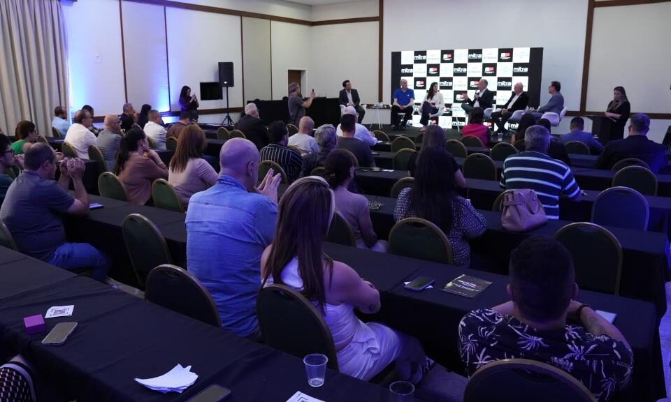 Atibaia recebe encontro regional voltado à modernização e desburocratização dos serviços públicos