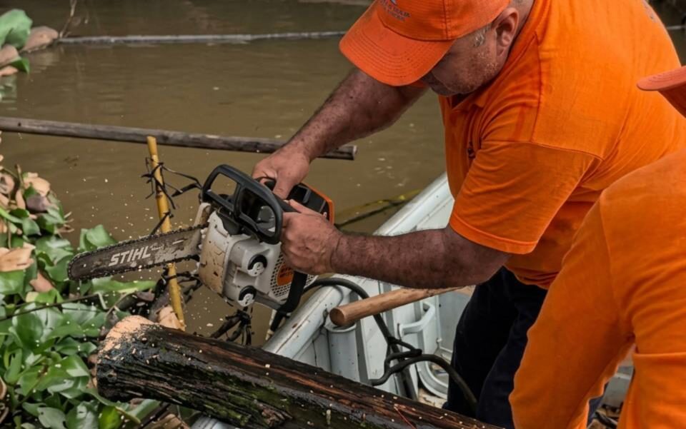 Trabalho semanal no Rio Atibaia recupera navegabilidade entre a Usina e BJ dos Perdões e aumenta segurança em períodos de chuva