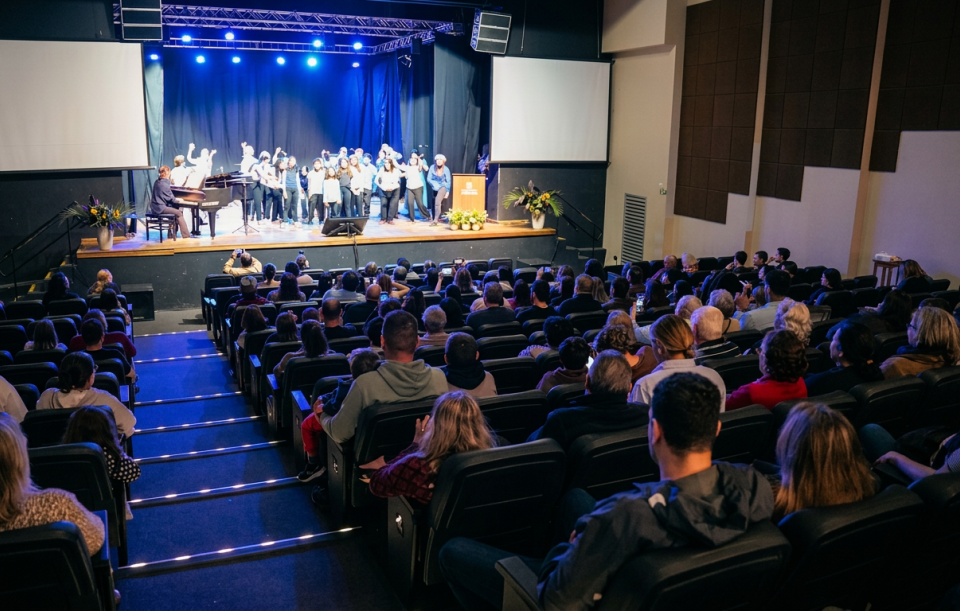 Talento e Integração: Servidores de Atibaia brilham no palco do “Servidores em Cena”