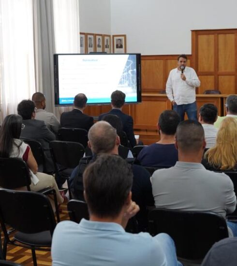 Atibaia avança em PPP para modernizar iluminação pública: meta é atingir 100% de LED ainda em 2026 e ampliar serviços digitais