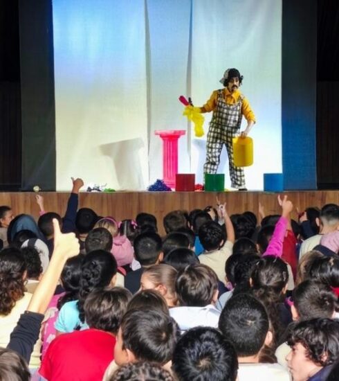 Palco das escolas de Atibaia vira arena de debate ecológico por meio do silêncio e expressão corporal