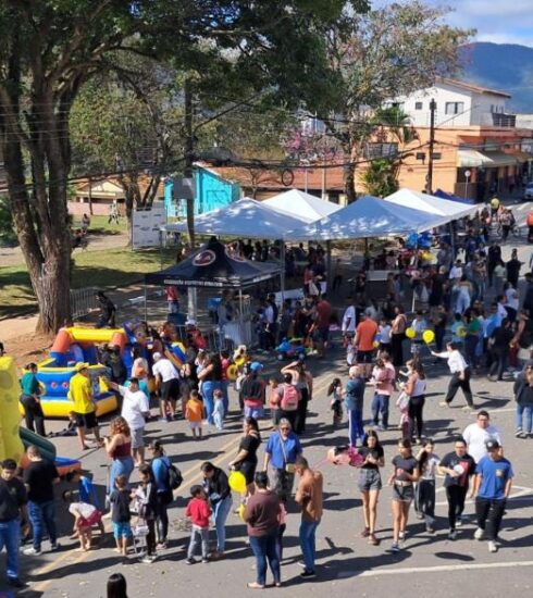 Mais de 3 mil pessoas participam do Domingo Livre na praça em frente à Igreja Cristo Rei