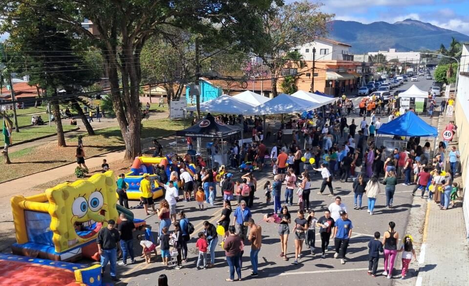 Mais de 3 mil pessoas participam do Domingo Livre na praça em frente à Igreja Cristo Rei