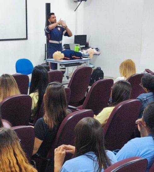 Atibaia mobiliza rede municipal e capacita servidores e famílias para emergências na primeira infância