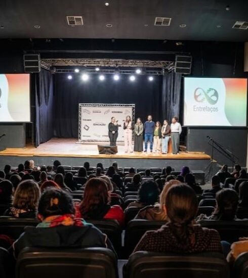 Atibaia lança “Programa Entrelaços” e capacita cerca de 290 profissionais de apoio escolar