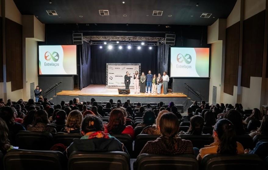 Atibaia lança “Programa Entrelaços” e capacita cerca de 290 profissionais de apoio escolar