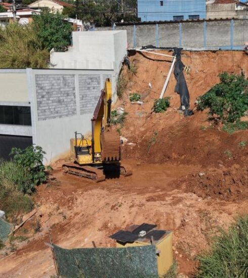 Prefeitura inicia obras emergenciais na Rua Professor Alexandrino Silveira Bueno para solucionar problema de deslizamento de terra