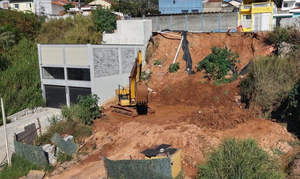 Prefeitura inicia obras emergenciais na Rua Professor Alexandrino Silveira Bueno para solucionar problema de deslizamento de terra