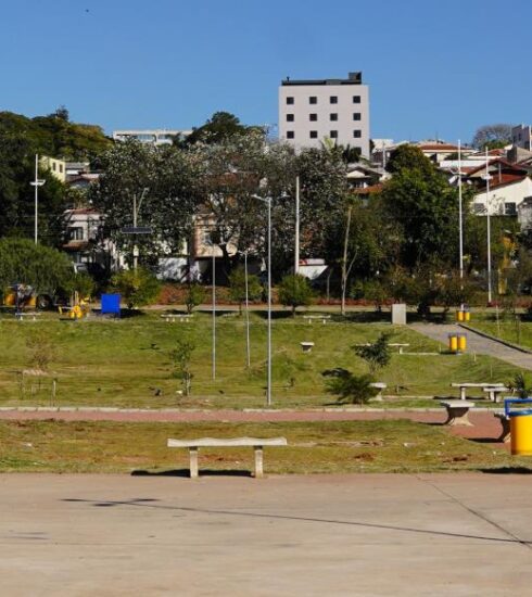 Prefeitura revitaliza área de lazer em frente ao Fórum de Atibaia