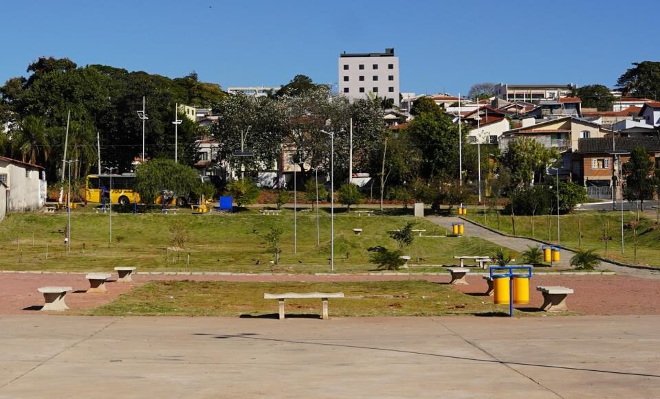 Prefeitura revitaliza área de lazer em frente ao Fórum de Atibaia