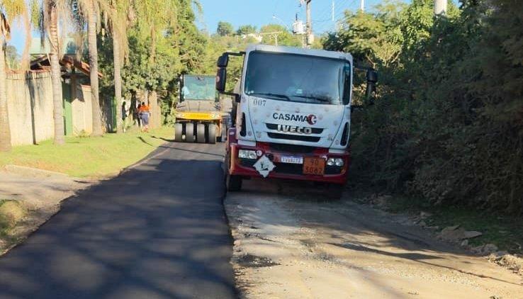 Prefeitura de Atibaia aciona garantia e realiza reparos na Av. Carvalho, no Vitória Régia