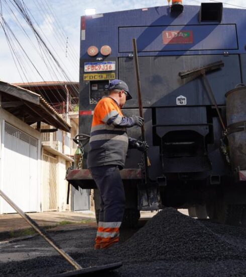 Tapa-buraco supera 2 mil atendimentos em julho em Atibaia