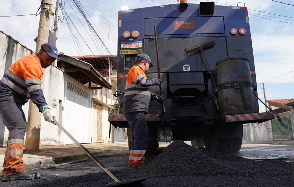 Tapa-buraco supera 2 mil atendimentos em julho em Atibaia Tapa-buraco supera 2 mil atendimentos em julho em Atibaia