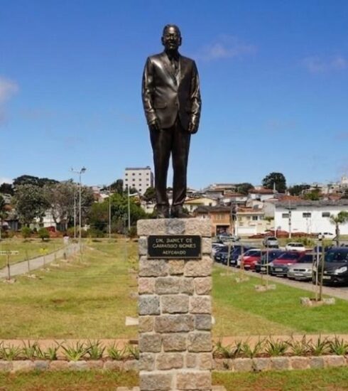 Atibaia inaugura monumento em homenagem ao Dr. Walny de Camargo Gomes no Dia do Advogado