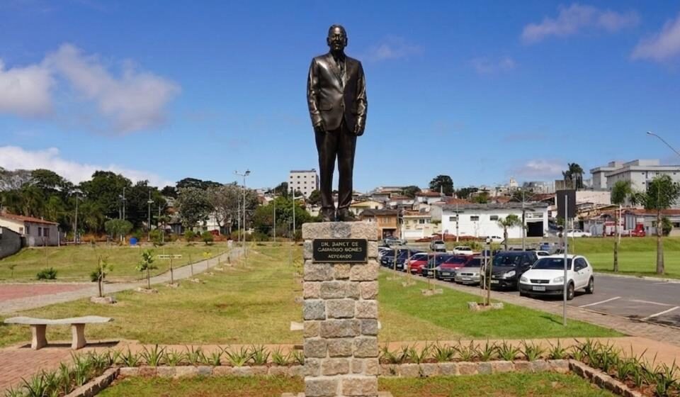 Atibaia inaugura monumento em homenagem ao Dr. Walny de Camargo Gomes no Dia do Advogado