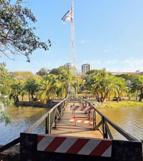 Prefeitura realiza manutenção na passarela de acesso à ilha do Lago do Major