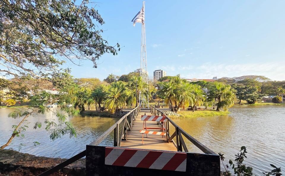 Prefeitura realiza manutenção na passarela de acesso à ilha do Lago do Major