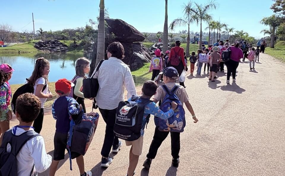 Secretaria de Educação de Atibaia leva mais de 1,7 mil alunos do 1º ano para vivência pedagógica no Mundo das Crianças em Jundiaí
