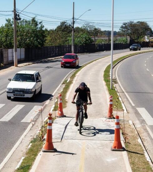 Obras de garantia recuperam trechos da ciclovia e das calçadas da Avenida Jerônimo de Camargo