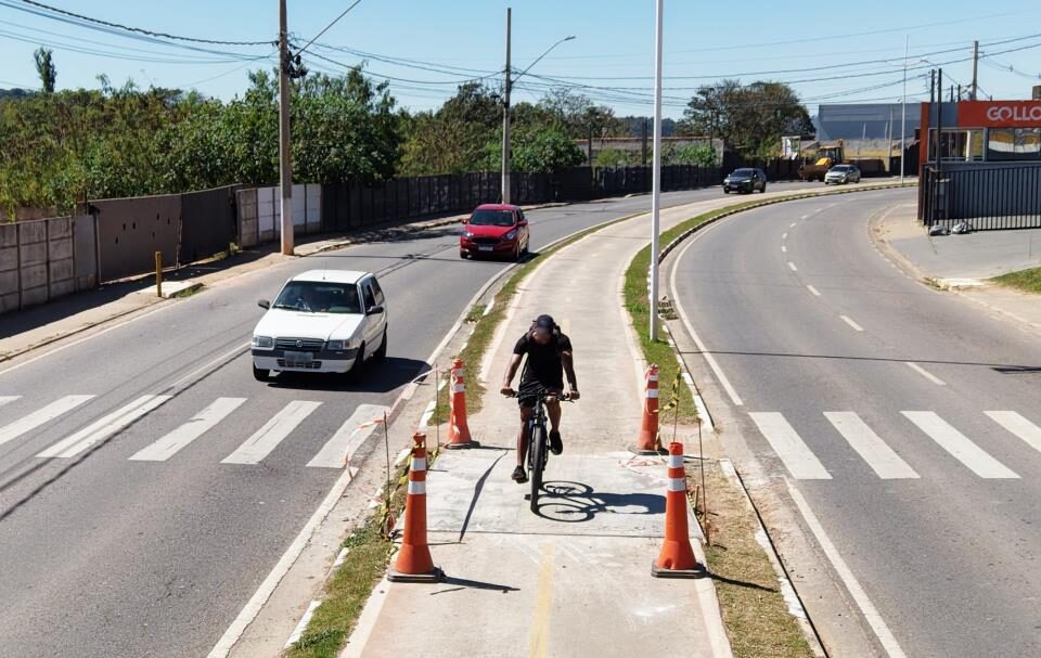 Obras de garantia recuperam trechos da ciclovia e das calçadas da Avenida Jerônimo de Camargo