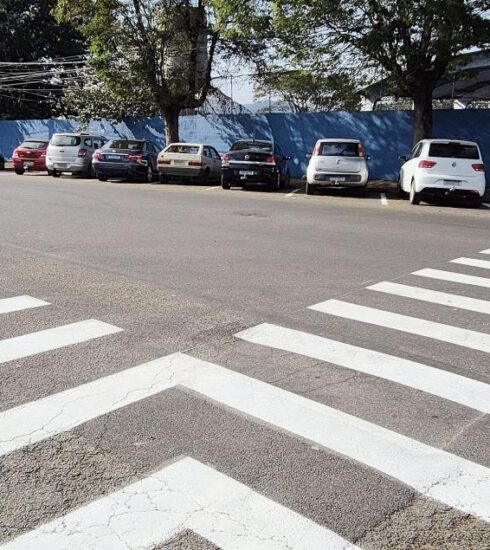 Equipe de Sinalização Viária revitaliza trecho da Avenida Major Alvim