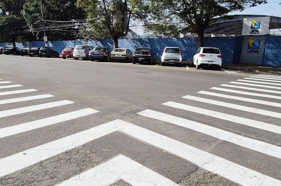 Equipe de Sinalização Viária revitaliza trecho da Avenida Major Alvim