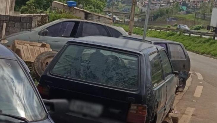 Um carro parado no lugar errado pode colocar vidas em risco; saiba como informar à Prefeitura Um carro parado no lugar errado pode colocar vidas em risco; saiba como informar à Prefeitura