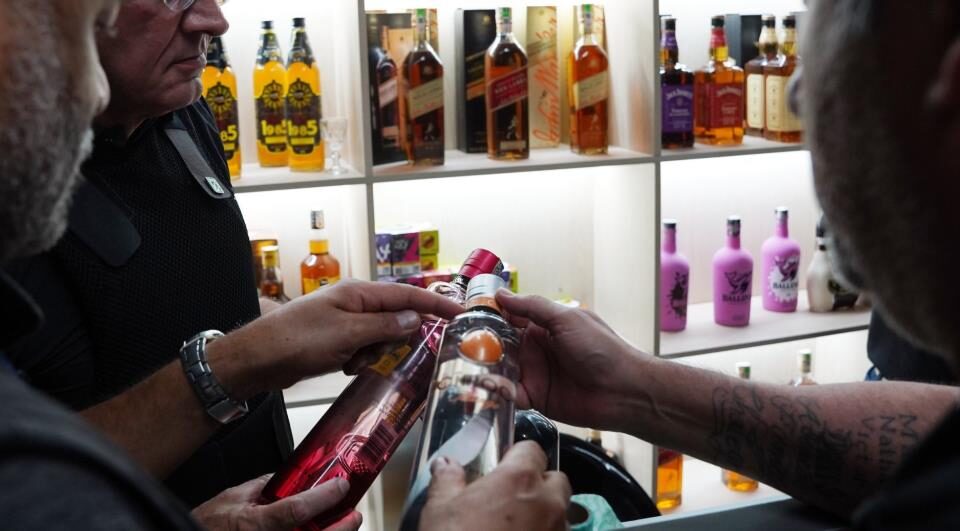 Prefeitura e GGI realizam megaoperação contra comércio de bebidas irregulares e perturbação do sossego Prefeitura e GGI realizam megaoperação contra comércio de bebidas irregulares e perturbação do sossego